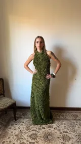 Vestido largo verde militar con cuello halter, espalda descubierta y textura tridimensional con diseño floral irregular.