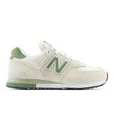 Championes urbanos New Balance modelo 574, color beige con detalles en verde. Confeccionados con tecnología de amortiguación ENCAP en la entresuela y espuma EVA, combinando estilo clásico con sujeción duradera.