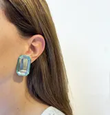 Aros rectangulares de resina transparente con bordes verde agua.