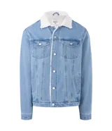 Chaqueta de jean color negro con cuello de sherpa, cierre frontal con botones metálicos, bolsillos con solapa en el pecho y bolsillos laterales. Diseño de corte regular y manga larga.