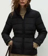 Campera puffer acolchada de color negro con pespuntes horizontales, cuello alto, cierre frontal y cinturón integrado ajustable para entallar la silueta.