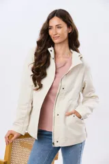 Campera liviana con capucha, de corte clásico, color beige, con bolsillos laterales con solapa y cierre frontal.
