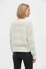 Sweater de poliamida color blanco, de corte holgado, con cuello redondo y diseño calado a rayas horizontales.