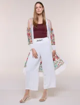 Cardigan tipo kimono largo de tul blanco semitransparente, con frente abierto y mangas largas. Presenta vistosos bordados florales multicolor en mangas, dobladillo y laterales.