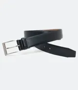 Cinturón de cuero negro liso con hebilla metálica plateada de forma rectangular.