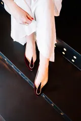 Ballerinas de terciopelo de seda granate con ribete dorado, plantilla interior de piel y cuña interna de 1,5 cm.