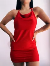 Vestido corto rojo con escote halter y espalda descubierta.