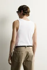 Musculosa blanca de corte regular fit en tejido ligero de algodón, con cuello redondo amplio y diseño de doble capa en los acabados a tono.