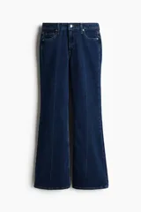 Jean de denim azul oscuro con leve stretch, corte tiro alto y cinco bolsillos. Presenta un corte acampanado desde la rodilla hasta el bajo y costuras verticales marcadas en el frente de las piernas.