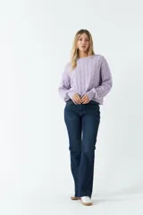 Sweater tejido con trama de ochos color fucsia, cuello redondo y corte cropped.