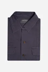 Camisa verde militar de manga corta con corte boxy y cuello clásico.