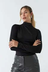 Body color visón con cuello tipo polera y mangas largas. Tiene frunces en los costados.