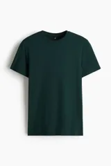 Remera de algodón liviano color verde oscuro, de corte ajustado con cuello redondo ribeteado y mangas cortas.