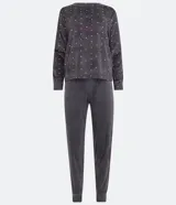 Pijama largo de plush gris con estampado de lunares blancos y corazones rojos. Incluye una blusa de manga larga con cuello redondo y un pantalón con puños ajustados.