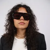 Lentes de sol con armazón de acetato negro de diseño geométrico y estilo envolvente, con cristales oscuros con protección UV400.