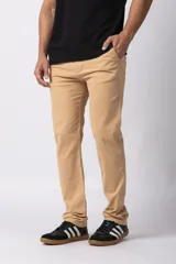 Pantalon chino de corte recto confeccionado en gabardina premium, con bolsillos laterales y traseros clásicos.