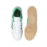 Championes adidas Forum Low de estilo urbano, con diseño clásico en color blanco y detalles en verde. Presentan el logo de la marca en el lateral y en la lengüeta, con suela de goma en tono caramelo.