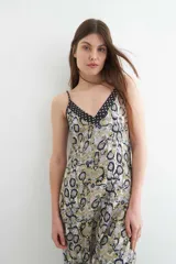 Mono largo con estampado floral en tonos beige, escote en V y tirantes finos.