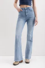 Pantalón de jean celeste de corte acampanado, tiro alto y ruedo desflecado.