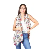 Pashmina de gasa sintética liviana con estampado floral multicolor y terminación en flecos con borlas rojas.