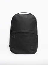Mochila negra con dos compartimentos con cierre, asa de mano y tirantes acolchados ajustables. Logo de la marca en la parte inferior.