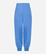Pantalón alladin celeste de crepé, con cintura cruzada, pliegues y bajo ajustado.