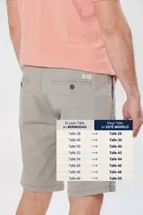 Bermuda clásica de gabardina color beige, con bolsillos traseros ojal con botón y etiqueta de la marca Legacy.