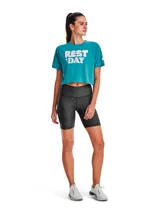 Remera Under Armour de corte cropped, color turquesa, con cuello redondo acanalado y estampa frontal con el texto 'REST DAY' en letras blancas con relieve.