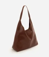 Cartera tipo hobo de gran tamaño, confeccionada en PU color marrón, con diseño de media luna, asa única larga para el hombro y base reforzada.