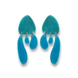Aros colgantes con forma abstracta color celeste.