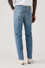 Pantalón de jean Levi's modelo 502, de corte regular taper, con diseño de cinco bolsillos, cierre de cremallera y botón metálico.