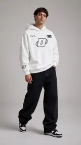 Hoodie blanco de corte holgado con capucha, estampado gráfico frontal con letra D central, estrellas y globo terráqueo, y detalle de logo en la manga.