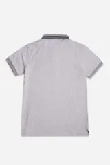 Remera de mangas cortas con cuello polo a rayas horizontales azul marino y blancas.