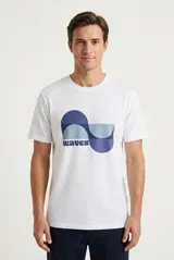 Remera blanca de manga corta, con cuello redondo y diseño gráfico estampado en el pecho con la palabra "waves" y formas geométricas en tonos azules.