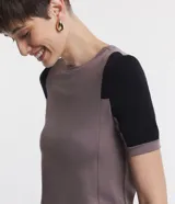 Blusa marrón con mangas cortas negras, cuello redondo y corte recto.