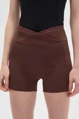 Short deportivo de poliamida color marrón, con diseño ajustado al cuerpo, tiro medio y cintura cruzada.