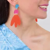 Aros colgantes con piezas geométricas de acrílico color celeste, fucsia y naranja.