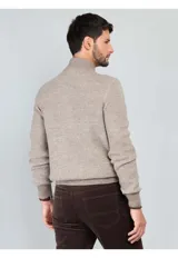 Sweater de punto con cuello alto y cierre frontal parcial, de manga larga con puños y ruedo acanalados.