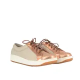 Zapatillas deportivas de cuero combinando azul, marrón y beige. Con cordones de algodón italianos y plantilla anatómica forrada en cuero.