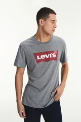 Remera de manga corta, cuello redondo y corte regular, color gris jaspeado, con el logo icónico "batwing" de Levi's en color rojo y blanco estampado en el pecho.