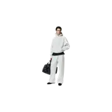 Hoodie de Fear of God Essentials color gris claro melange, de diseño clásico oversize con capucha sin cordones, mangas caídas, bolsillo tipo canguro y puños y ruedo de rib elástico.