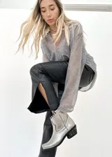 Botas texanas plateadas de cuero vacuno, con caña corta, taco bajo y detalle de tiento cosido a mano en la parte superior.