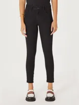 Pantalón de jean negro de corte skinny y cintura media, con cierre frontal y bolsillos laterales.