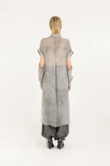 Camisa larga o vestido camisero de viscosa y seda, color gris con efecto teñido en frío, de tejido semitransparente, cuello clásico, mangas largas desmontables y cierre frontal con botones.