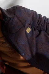 Camisa tipo chaqueta de franela escocesa con bolsillos de parche en el pecho.