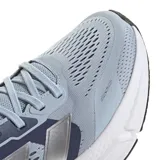 Championes de running Adidas modelo Questar 2, color celeste con detalles en azul marino y plateado. Presentan mediasuela con tecnología Bounce para mayor amortiguación y parte superior de malla transpirable.