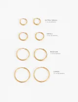 Par de aros tipo argolla dorados, de acero quirúrgico hipoalergénico.