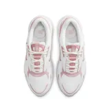 Championes Nike Air Max Bolt, color blanco con detalles en rosado, con unidad visible Air Max en el talón, confeccionados con capellada de malla y materiales sintéticos.