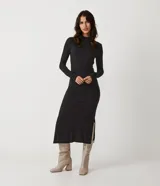 Vestido midi de Marfinno confeccionado en tejido de viscosa acanalada. Presenta un diseño ajustado al cuerpo, con cuello alto y mangas largas. Incluye una abertura lateral en el ruedo.