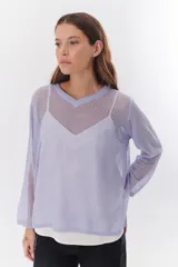 Sweater de tejido de punto calado color lila, con cuello en V y mangas largas.